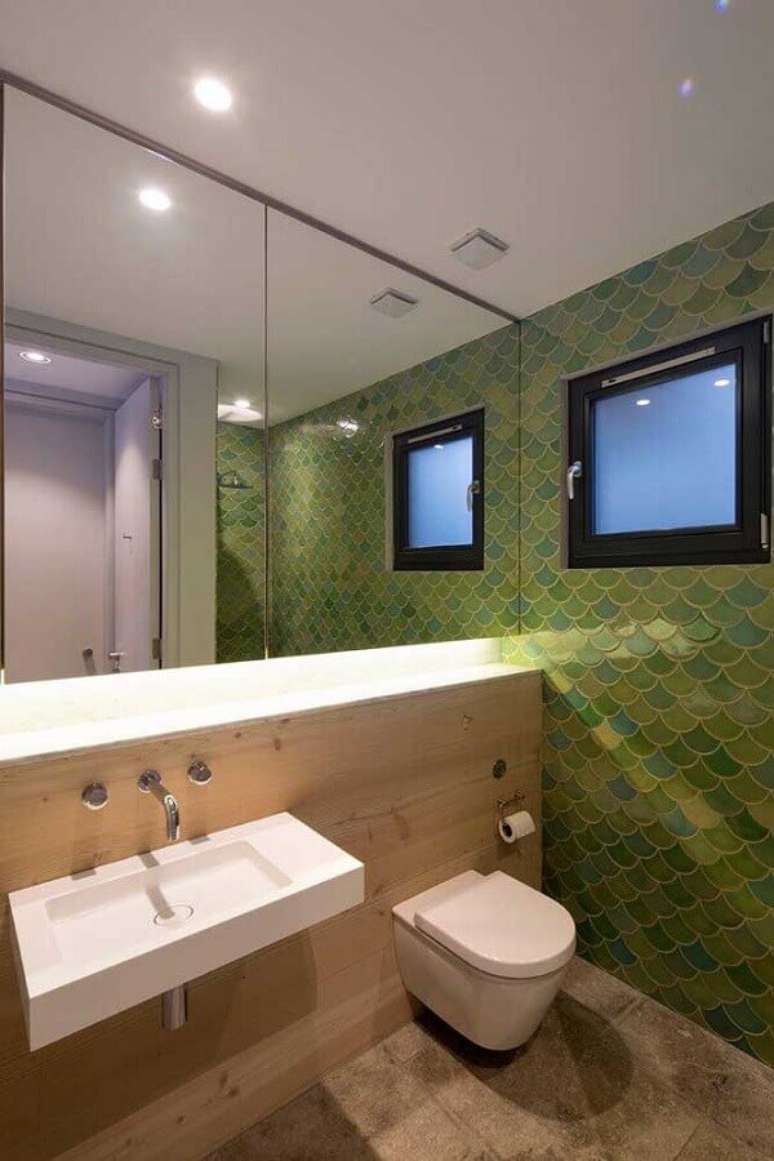 39. Paleta de cores verde para revestimento de banheiro amadeirado – Foto Houzz