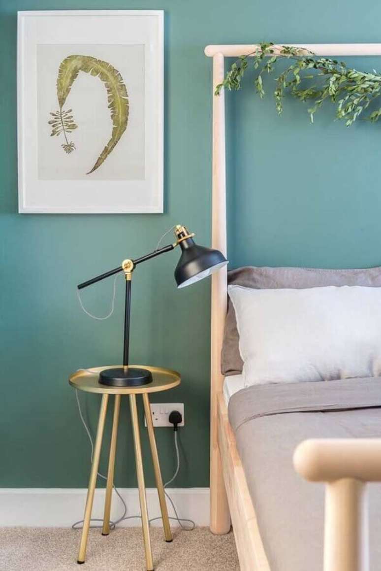 40. Parede cor verde água para decoração de quarto com mesa lateral redonda – Foto Pinterest