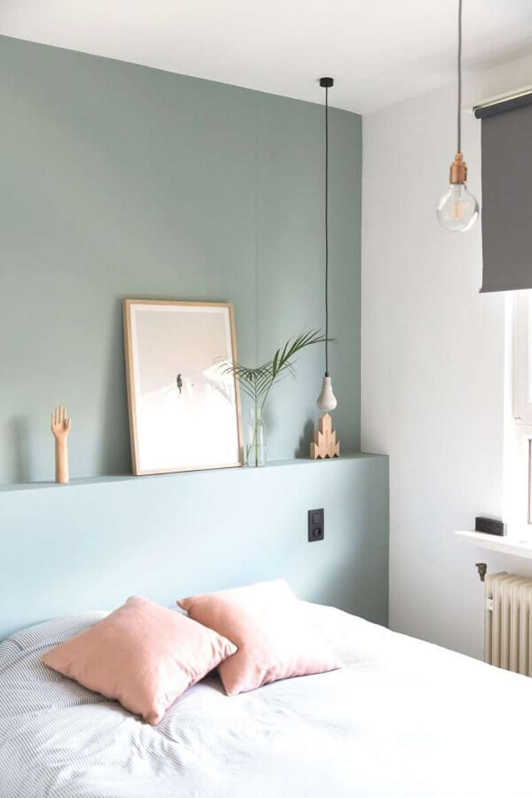 41. Parede cor verde claro para quarto de casal minimalista – Foto Casa Très Chic