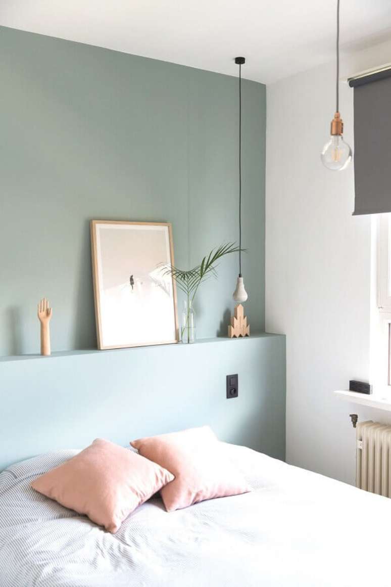 41. Parede cor verde claro para quarto de casal minimalista &ndash; Foto Casa Tr&egrave;s Chic