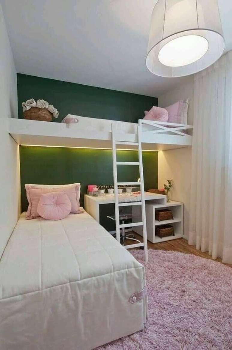 42. Parede cor verde escuro para decoração de quarto planejado com cama suspensa e decorado com tapete rosa redondo – Foto Pinterest