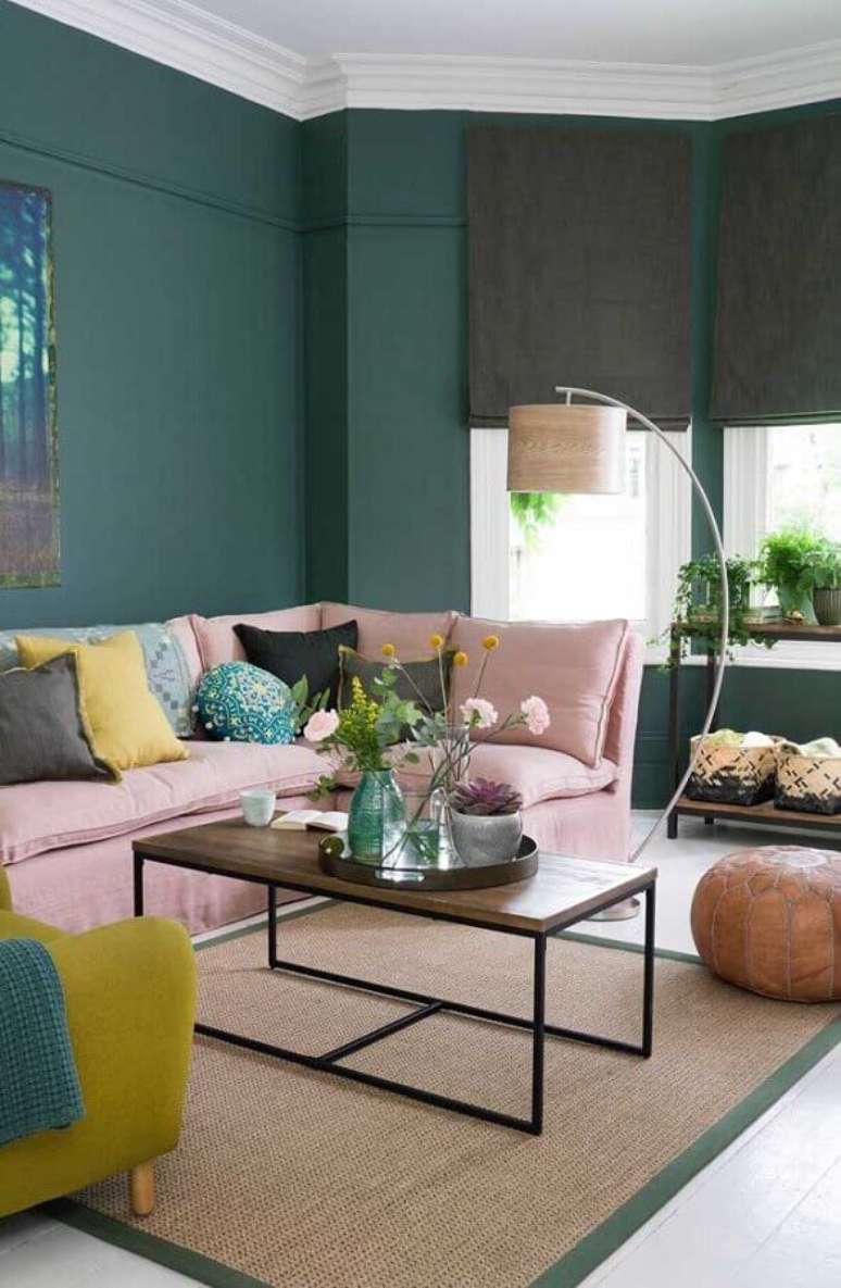 46. Parede na cor verde escuro para sala decorada com sofá rosa e luminária de chão – Foto Pinterest