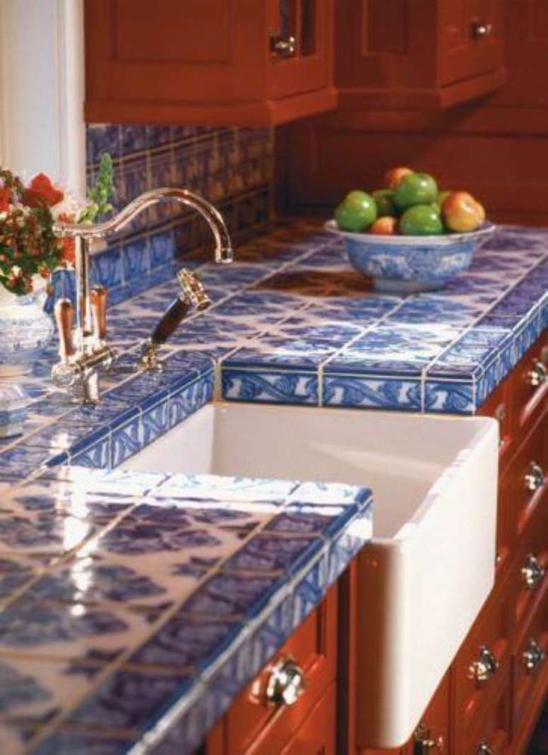 17. Pia revestida com lindos modelos de azulejo antigo. Fonte: Pinterest