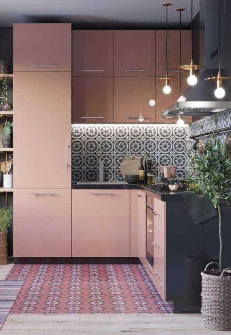 15. Pisos e azulejos antigos encantam a decoração dessa cozinha com móveis rosa. Fonte: Revista Viva Decora