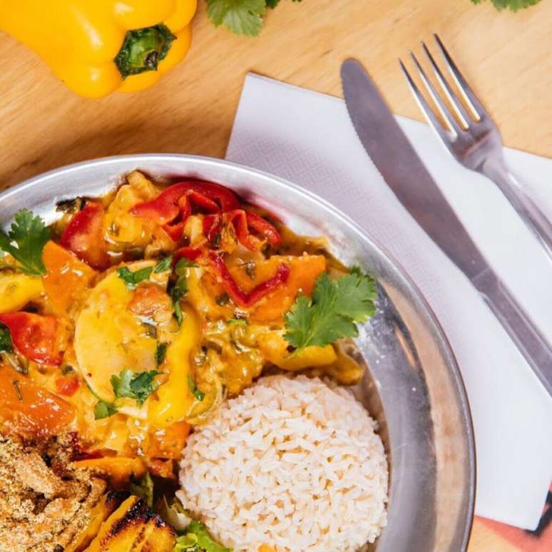 Moqueca de palmito com farofa de tofu e açafrão, banana-da-terra na chapa e arroz integral, um dos pratos servidos no Pratada / Foto: Reprodução Facebook Pratada SP