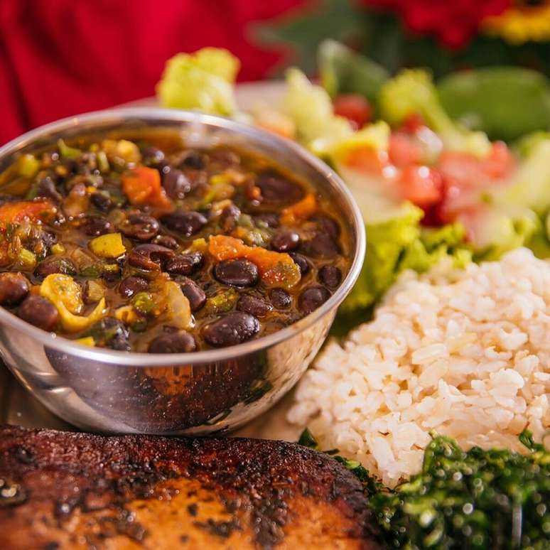 Dahl de feijão-preto, tofu marinado e grelhado e crisp de couve, servido às segundas no Pratada / Foto: Reprodução Facebook Pratada SP