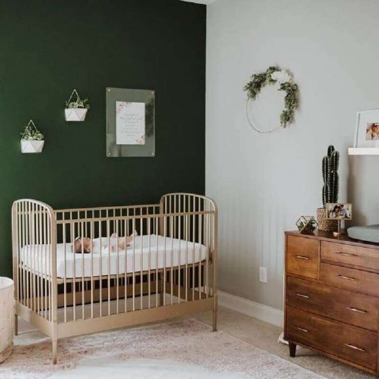 47. Quarto de bebê simples decorado com parede cor verde escuro – Foto Arkpad