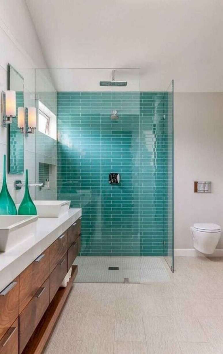 49. Revestimento cor verde água para área de box para decoração de banheiro branco – Foto The Cavender Diary