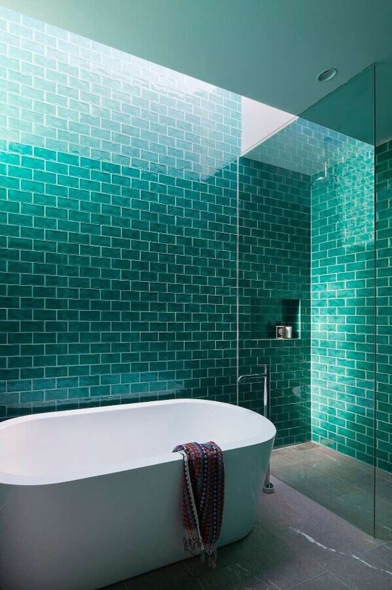 50. Revestimento cor verde água para banheiro decorado com banheira – Foto Livin Spaces