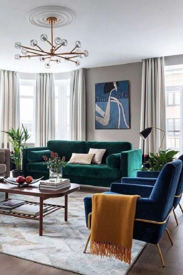 54. Sofá cor verde escuro para decoração de sala com poltrona azul marinho – Foto Behance