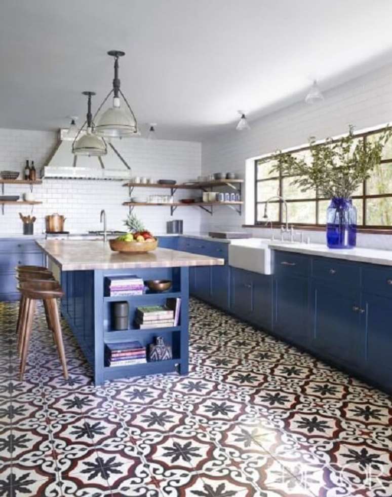 13. Toda a aten&ccedil;&atilde;o para esse piso com azulejo antigo. Fonte: Revista Viva Decora