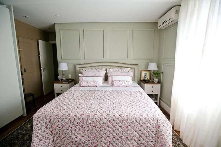 10. A roupa de cama floral é uma ótima escolha para trazer romantismo para o quarto de casal simples decorado –  Foto Codecorar