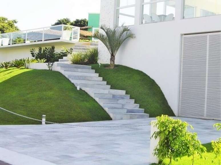 47. Revestimento de escada externa feita com pedra S&atilde;o Tom&eacute; branca. Fonte: Pinterest