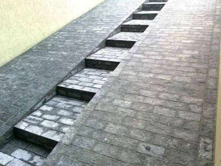 29. Revestimento para escada estiloso e rampa antiderrapante feita com pedra miracema. Fonte: Piso de Pedra