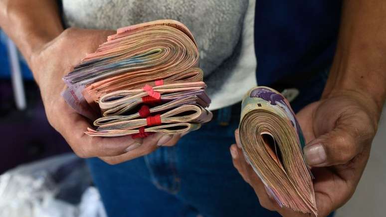 Segundo economistas, o d&eacute;ficit fiscal exorbitante &eacute; uma das causas da hiperinfla&ccedil;&atilde;o sofrida pela economia venezuelana