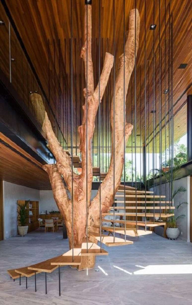15. Revestimento para escada interna feita em madeira foi construída ao redor da árvore da sala. Fonte: Casa Vogue