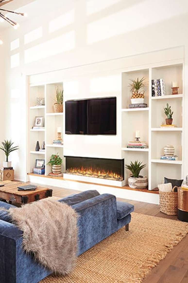 25. Sala com estante planejada de cores neutras – Foto Fireplace Pro
