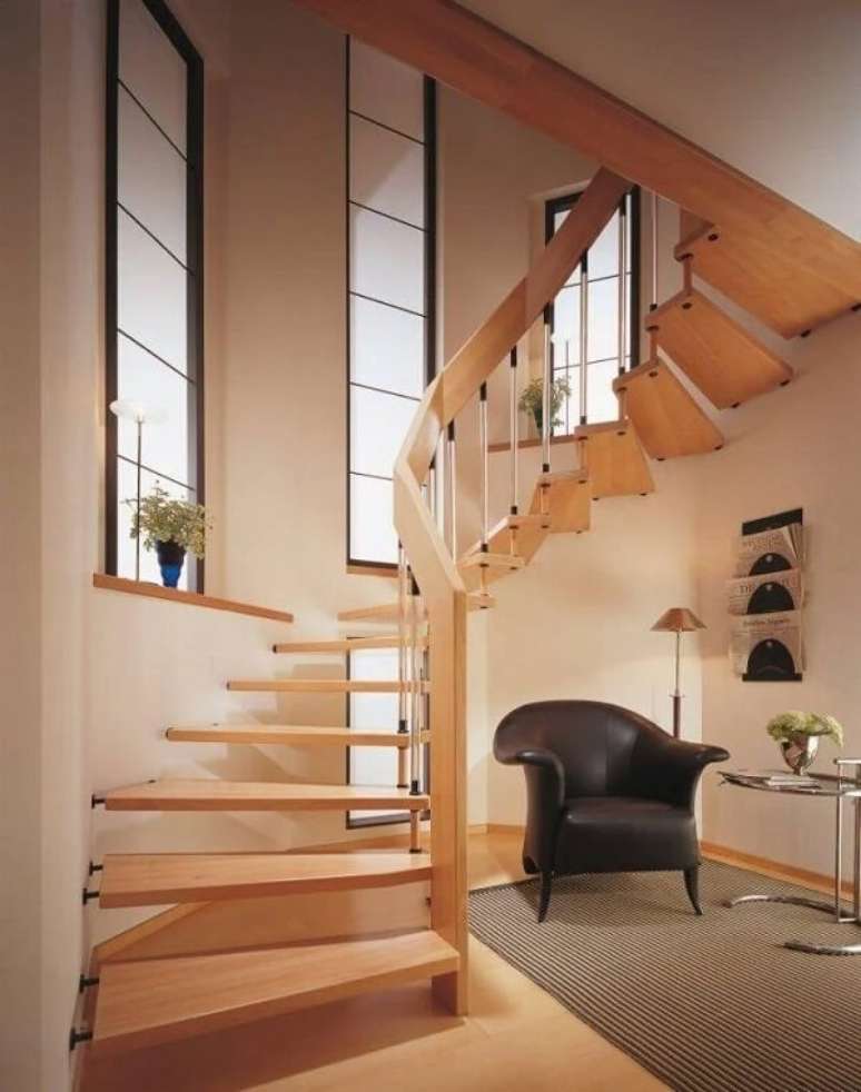 67. Design inusitado em caracol para revestimento de escada em madeira. Fonte: Pinterest