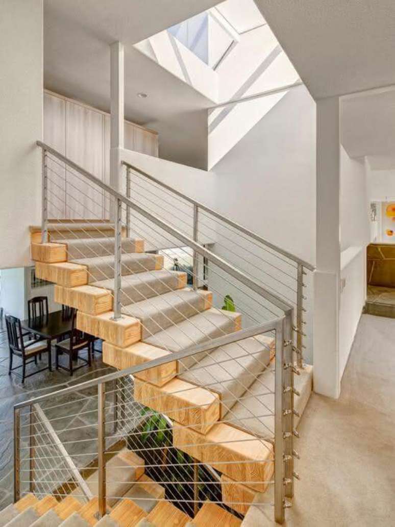 2. Revestimento para escada interna em madeira com tapete nos degraus traz mais seguran&ccedil;a para os moradores. Fonte: Pinterest