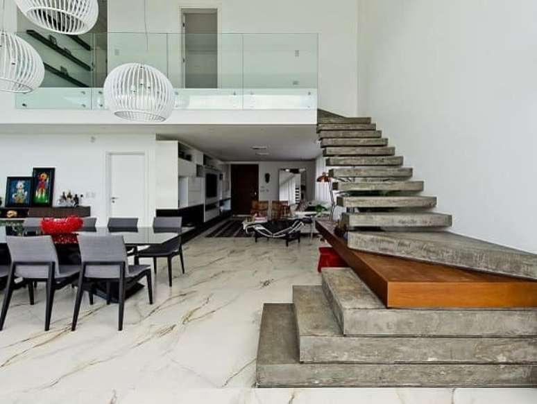 7. Piso de mármore e revestimento para escada pré-moldada em concreto: combinação que deu certo. Projeto por Espaço Traço Arquitetura