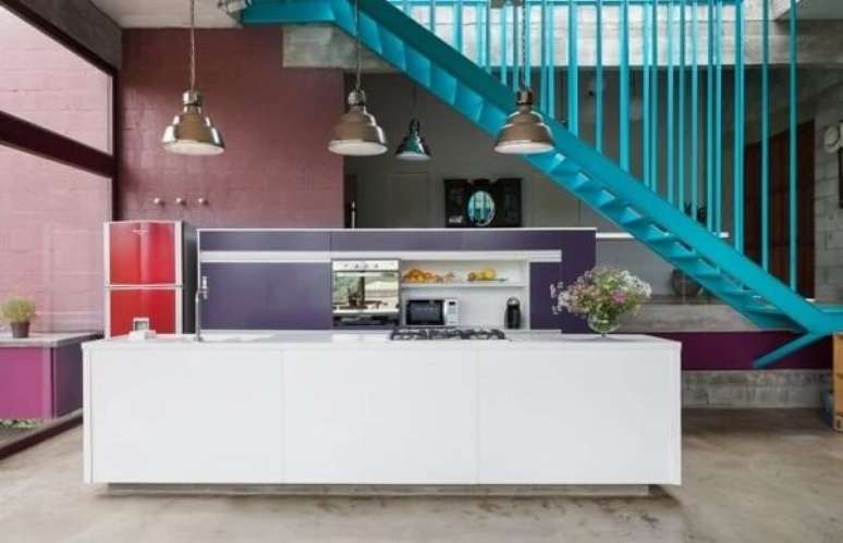 70. O azul turquesa invadiu o revestimento para escada desse im&oacute;vel. Fonte: Arkitito Arquitetura