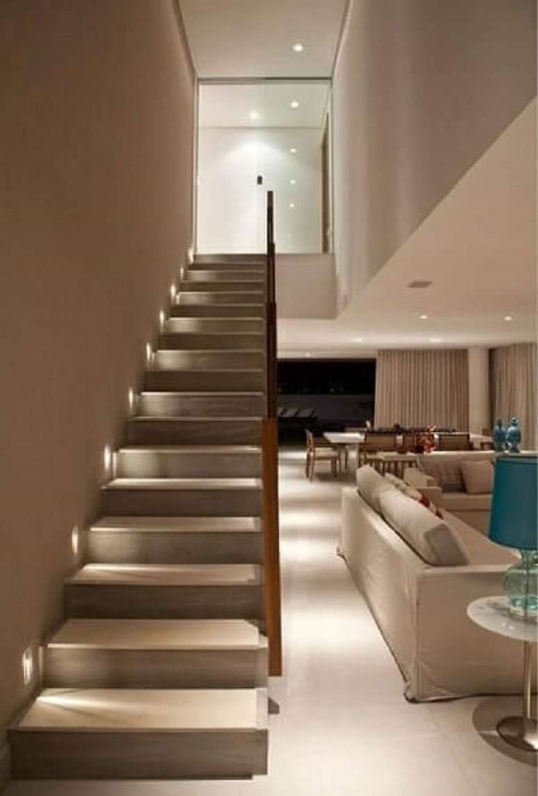 42. Revestimento para escada de concreto com iluminação traz segurança aos usuários. Projeto por SQ+Arquitetura Associados
