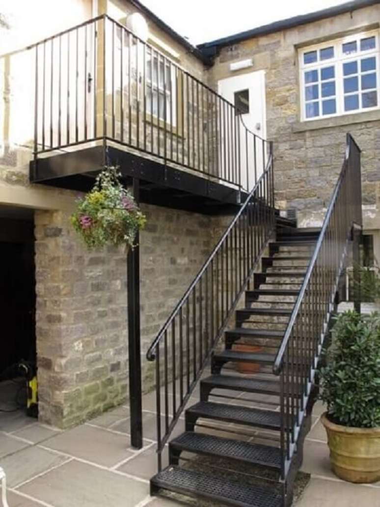 64. O revestimento para escada de ferro leva à parte de trás da casa. Fonte: Pinterest