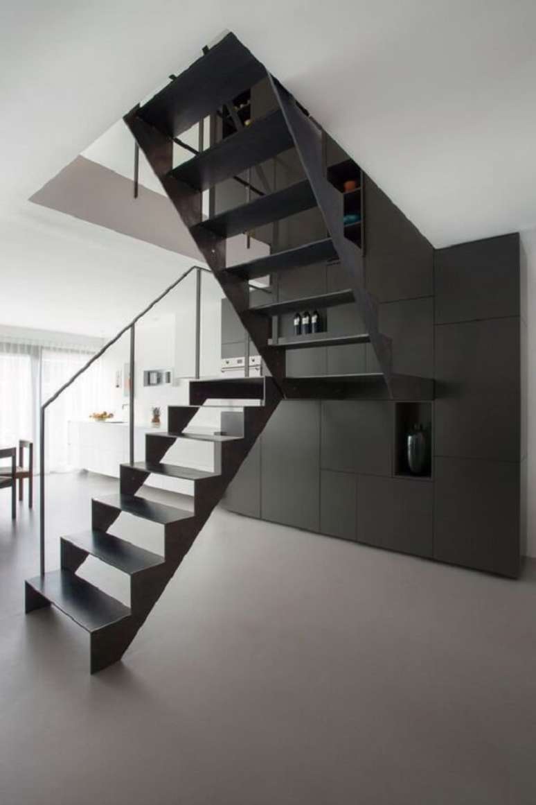 60. O revestimento para escada de ferro traz um toque moderno para a decoração. Fonte: Pinterest