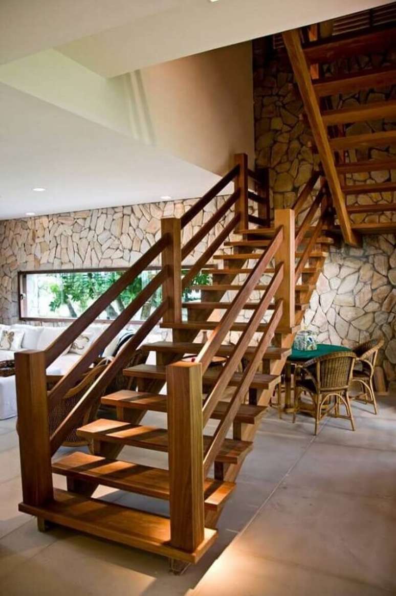 5. O revestimento para escada interna em madeira se conecta diretamente com a decoração rústica. Fonte: Pinterest