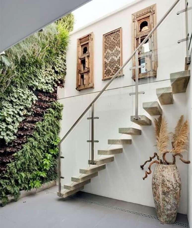 6. Revestimento para escada de concreto e parede com jardim vertical. Fonte: Pinterest