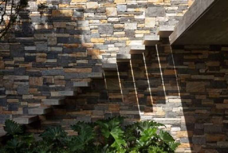 43. Revestimento para escada de concreto para área externa fixada na parede de pedra. Fonte: Pinterest