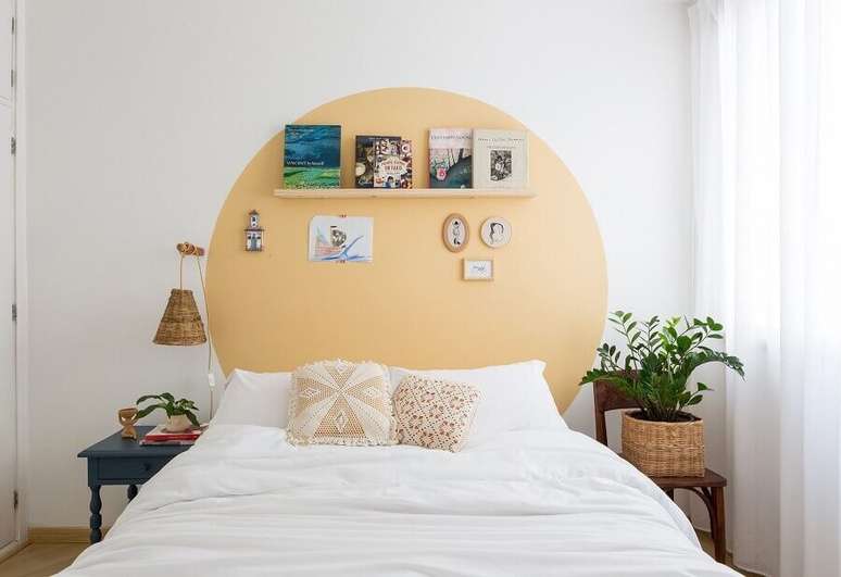 2. A pintura na parede pode ser o diferencial do seu quarto de casal simples e bonito – Foto Histórias de Casa