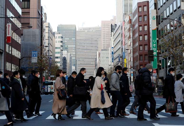 Pedestres em distrito empresarial de Tóquio. REUTERS/Kim Kyung-Hoon