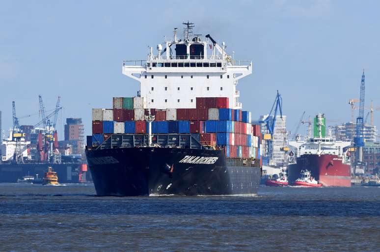 Navio de contêineres deixa porto de Hamburgo, Alemanha. REUTERS/Fabian Bimmer