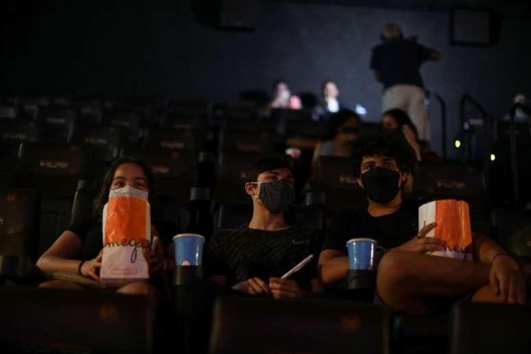 Jovens aguardam o início de uma sessão de cinema no Rio de Janeiro, em meio à disseminação da Covid-19
01/10/2002
REUTERS/Pilar Olivares