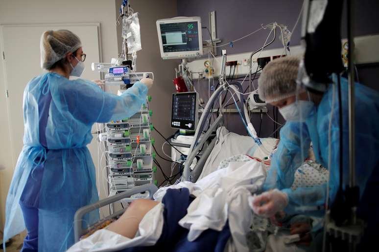 Paciente em unidade de terapia intensiva de hospital em Mellun, perto de Paris
08/03/2021 REUTERS/Benoit Tessier