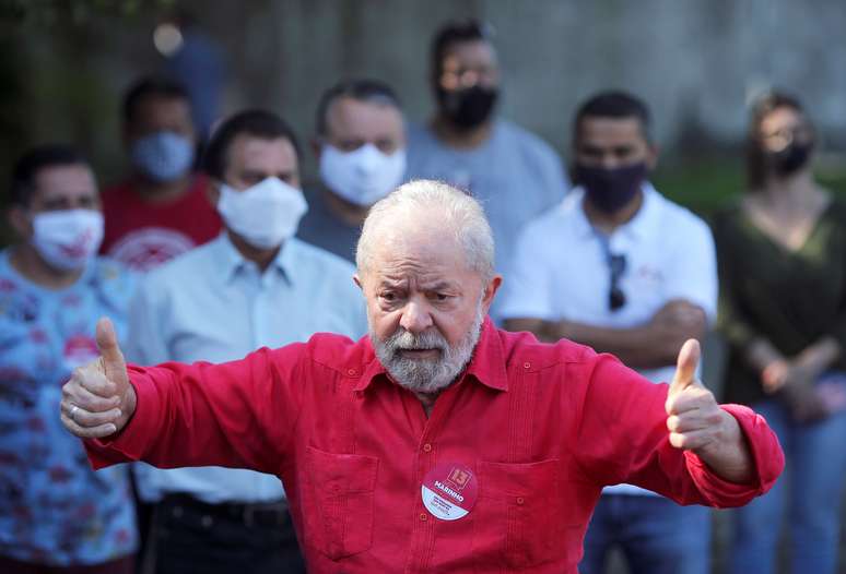 Ex-presidente Luiz Inácio Lula da Silva após votar em escola municipal em São Bernardo do Campo
15/11/2020 REUTERS/Amanda Perobelli
