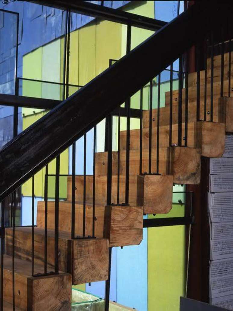 17. Revestimento para escada interna feita com toras de madeira. Fonte: Pinterest