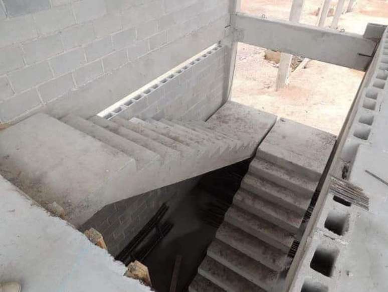 14. Revestimento para escada pré-moldada com granito. Fonte: Pinterest