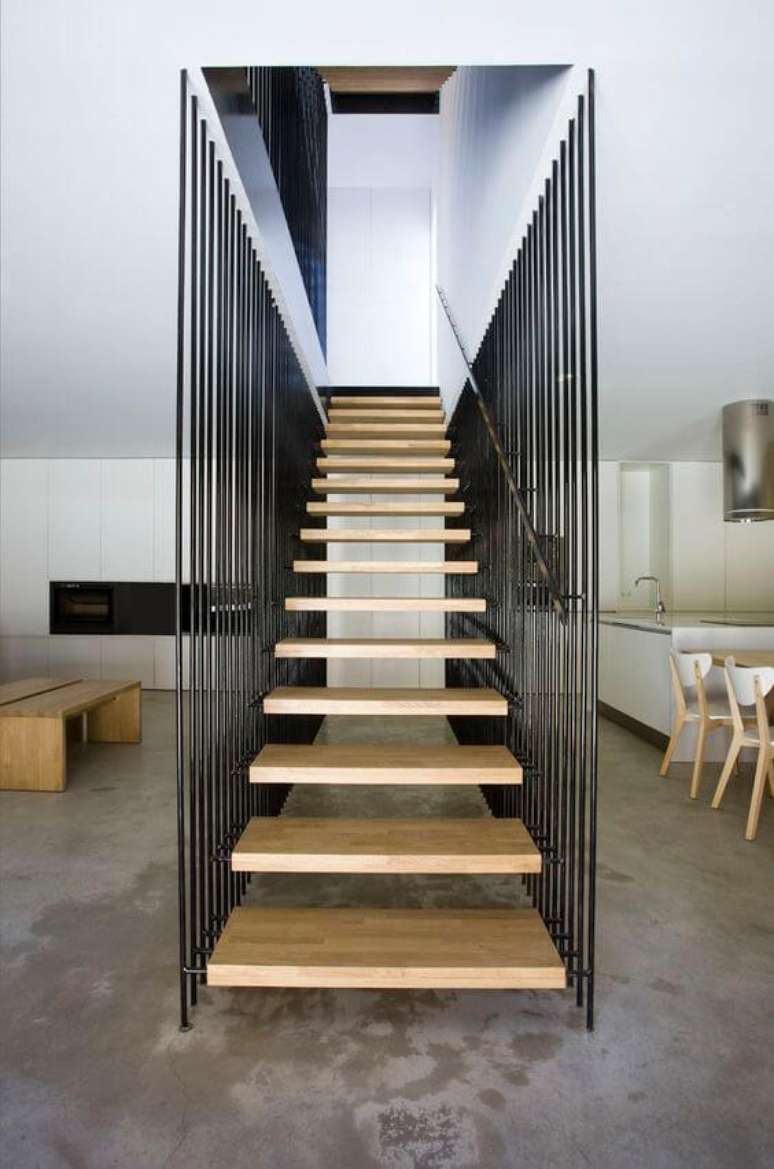 21. Revestimento para escada interna com guarda corpo de ferro tem design moderno. Fonte: Archdaily