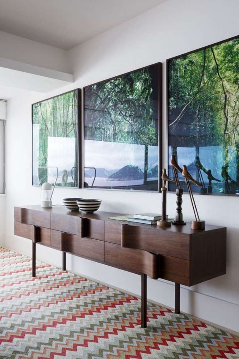 20. Cores de móveis de madeira com quadros coloridos na decoração – Foto Casa Vogue