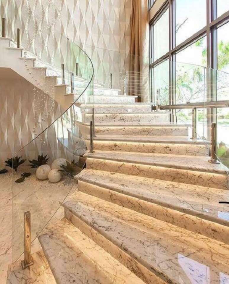 10. Revestimento para escada interna feita em mármore com fitas de led que iluminam os degraus. Fonte: Pinterest