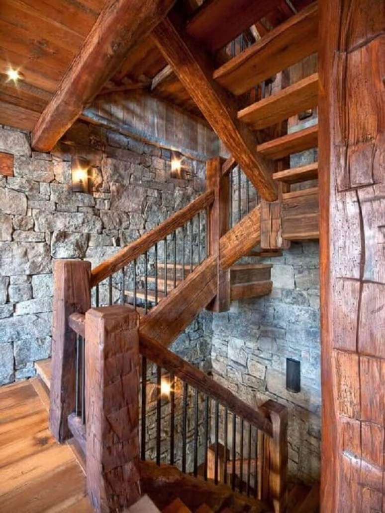 4. Revestimento de madeira para escada se adapta a diferentes projetos. Fonte: Pinterest