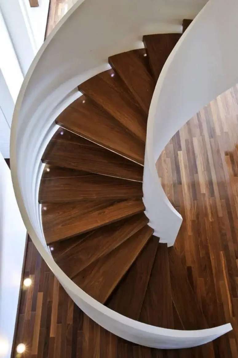 30. Revestimento para escada de madeira com design espiral. Fonte: Mauricio Queiroz