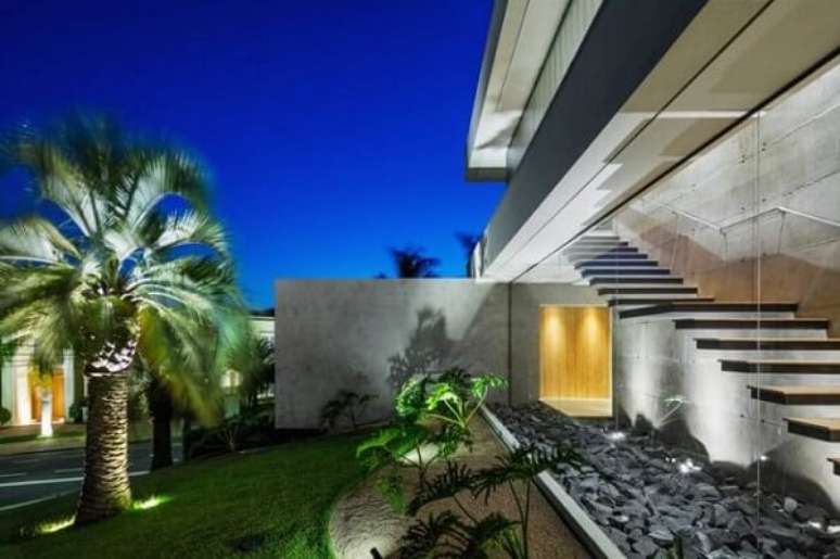 45. Revestimento para escada de concreto para &aacute;rea externa. Fonte: Padovani Arquitetos