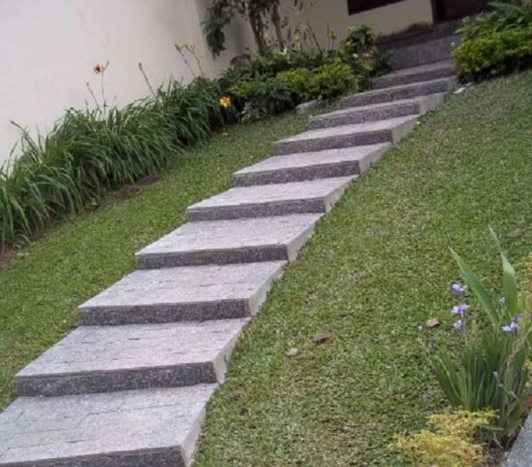 72. A pedra miracema &eacute; muito utilizada no revestimento de escada externa, pois sua estrutura &eacute; antiderrapante. Fonte: Pinterest
