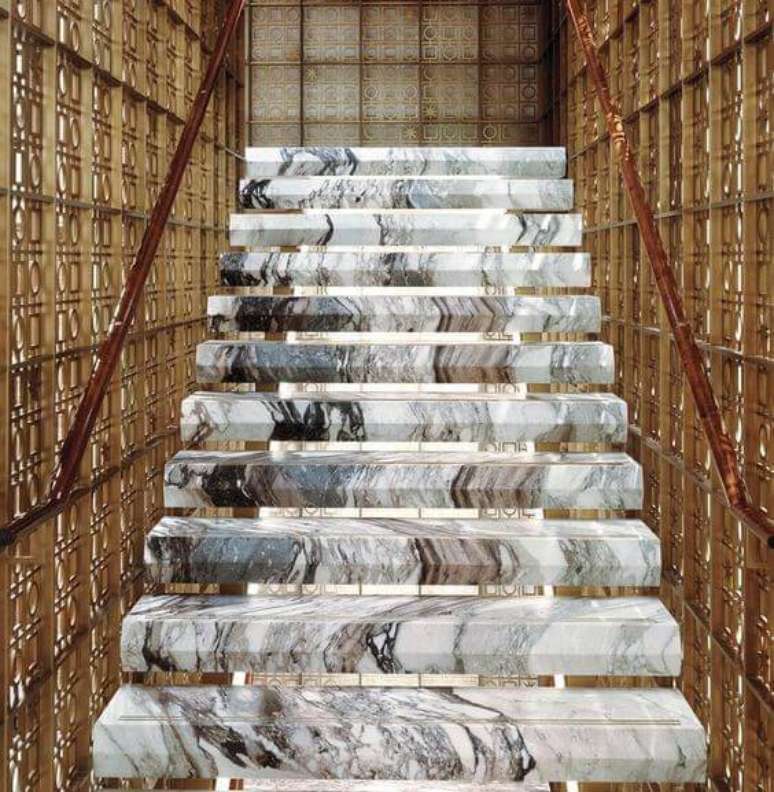 20. Revestimento para escada interna com design ousado em mármore. Fonte: Interior Design