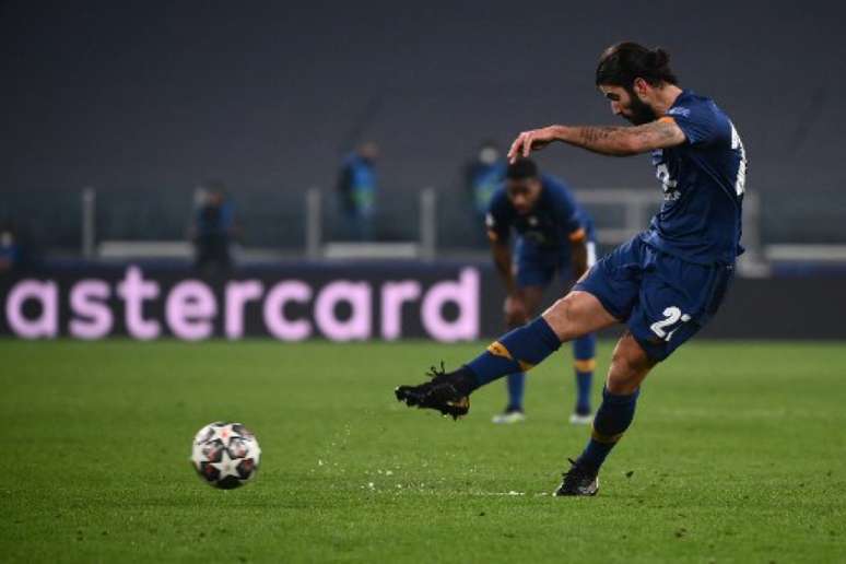 Sérgio Oliveira marcou gol de falta contra a Juventus (Foto: MARCO BERTORELLO / AFP)