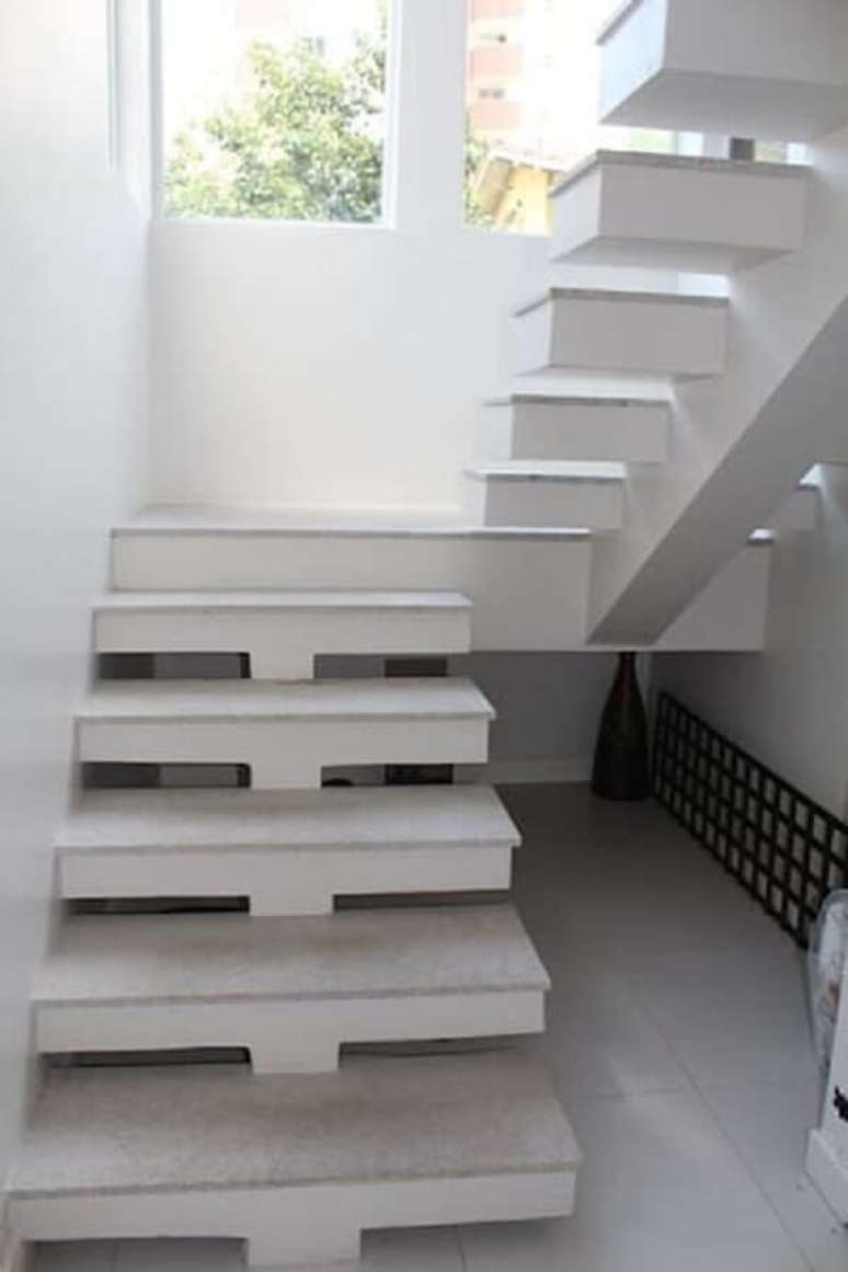 13. Revestimento para escada pré-moldada com granito. Fonte: Pinterest