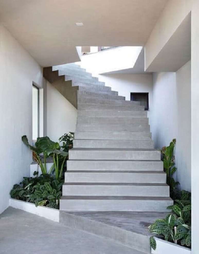 44. Revestimento para escada de concreto com jardim de inverno acolhedor. Fonte: Pinterest